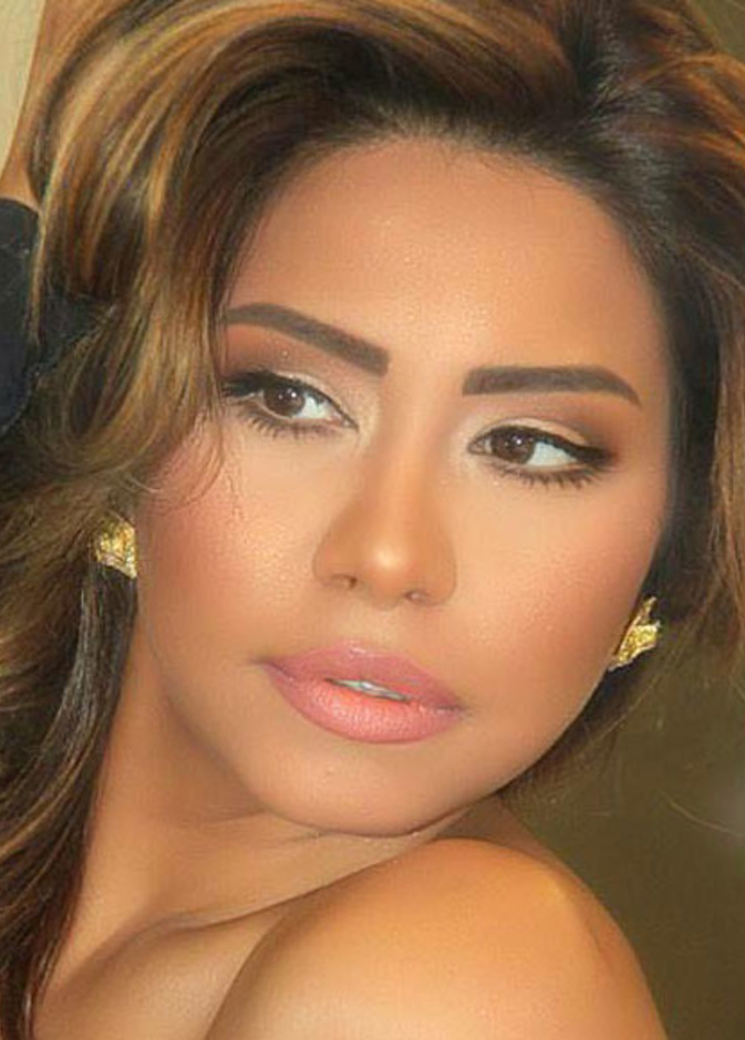 شيرين مع وردتيها الجميلتين هنا ومريم