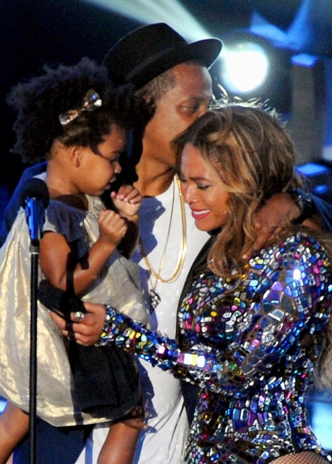 بيونسيه تشارك ابنتها وزوجها لحظة مؤثرة في حفل توزيع جوائز الـ VMA