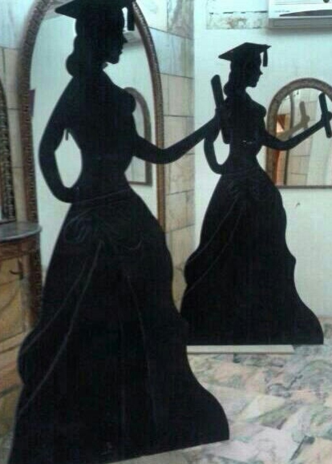 مدرسة طالبات تستعد لتنظيم حفل تخرج تُحييه إحدى المطربات!