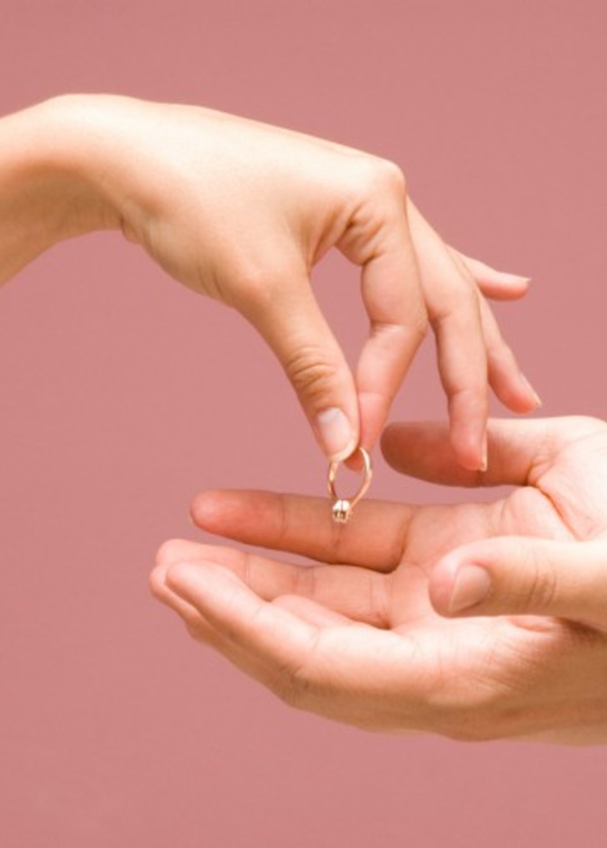 فسخت خطوبتها بسبب جوارب ممزقة!