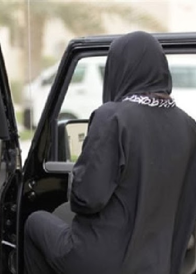 القبض على سيدة تدير عصابة لسرقة السيارات 