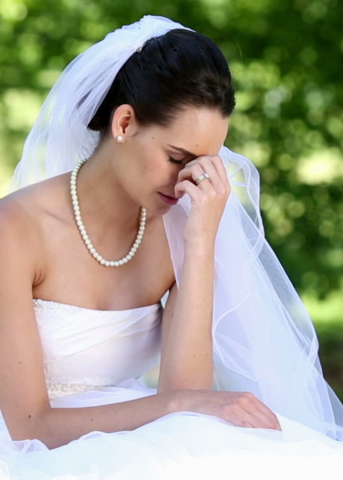 صورة مخلة للعروس تسببت في معركة الكراسي