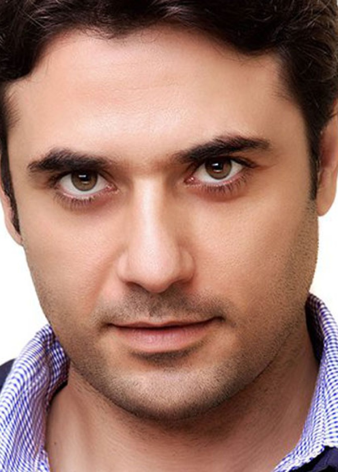 صورة احمد عز التي تناقلها رودا الفيسبوك ويبدو فيها مختلفا جدا