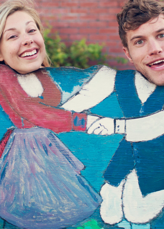 صورة للعروسين وهما يحتفلان في مهرجان الألوان