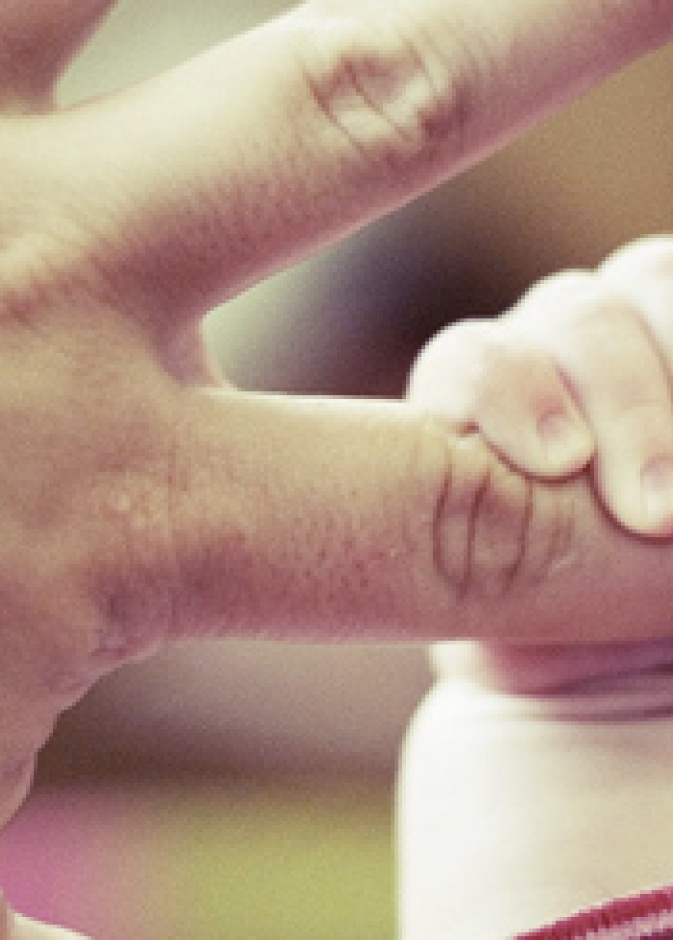 بالفيديو: واقع الأطفال بين الأمهات والعاملات المنزليات!