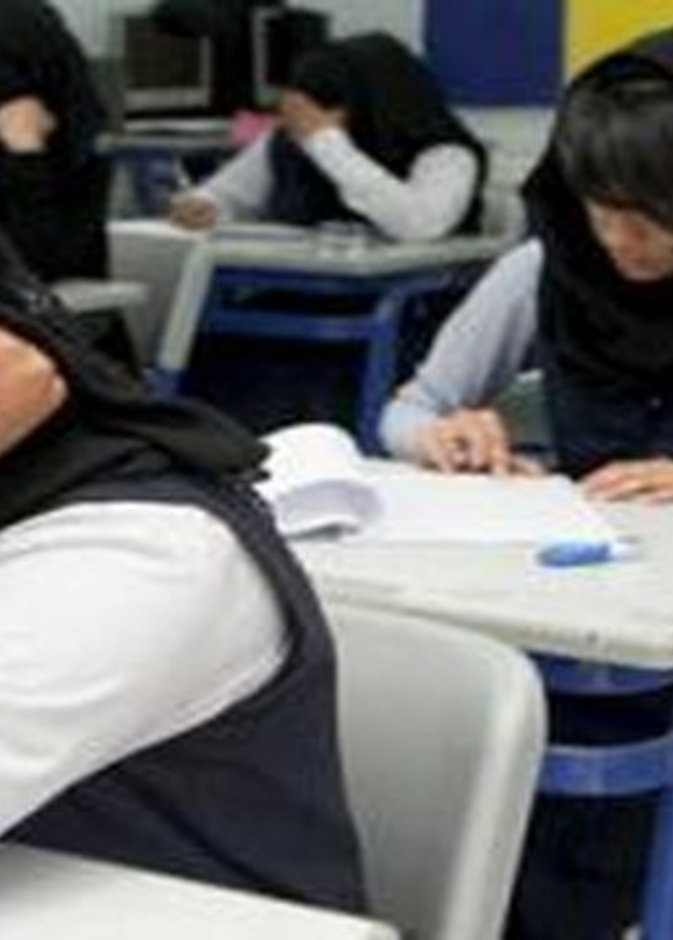 ماذا فعلت مديرة مدرسة سعودية حين ابتلعت طالبة لسانها بالاختبار؟ 