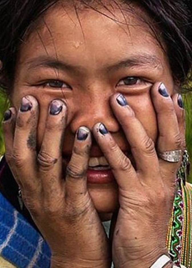 ضحكات خجولة