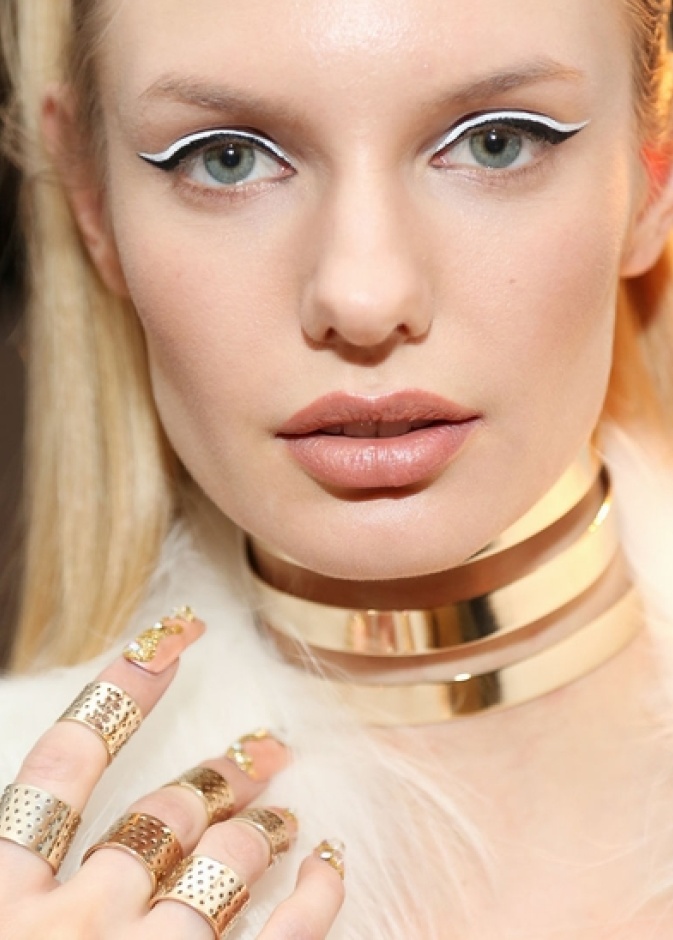 الايلاينر الازرق المميز في الصيف