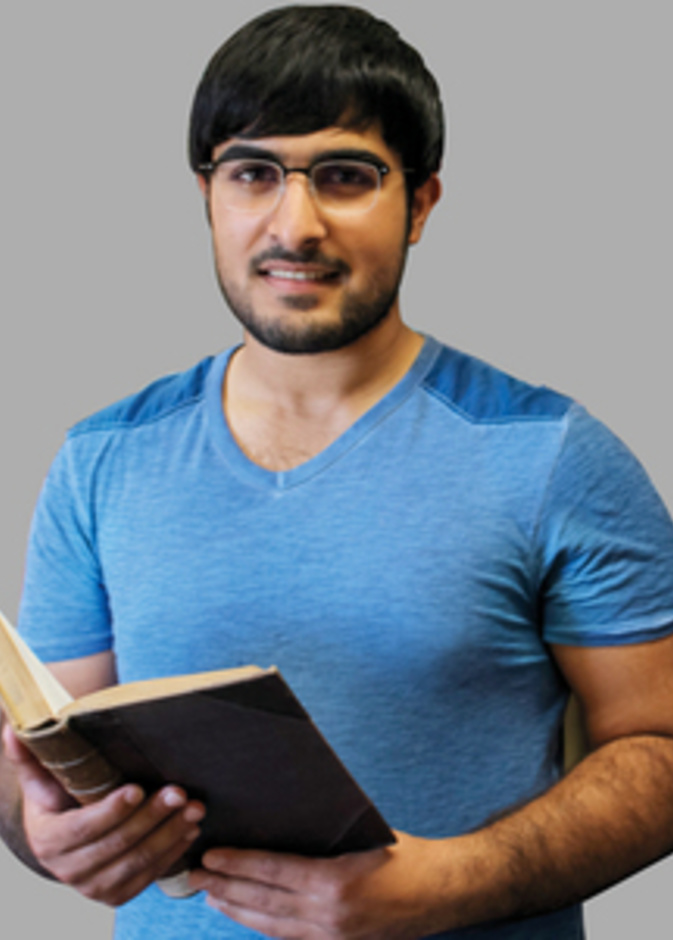 طالب اماراتي يدرس الطاقة المتجددة دعما لمشروعات وطنه