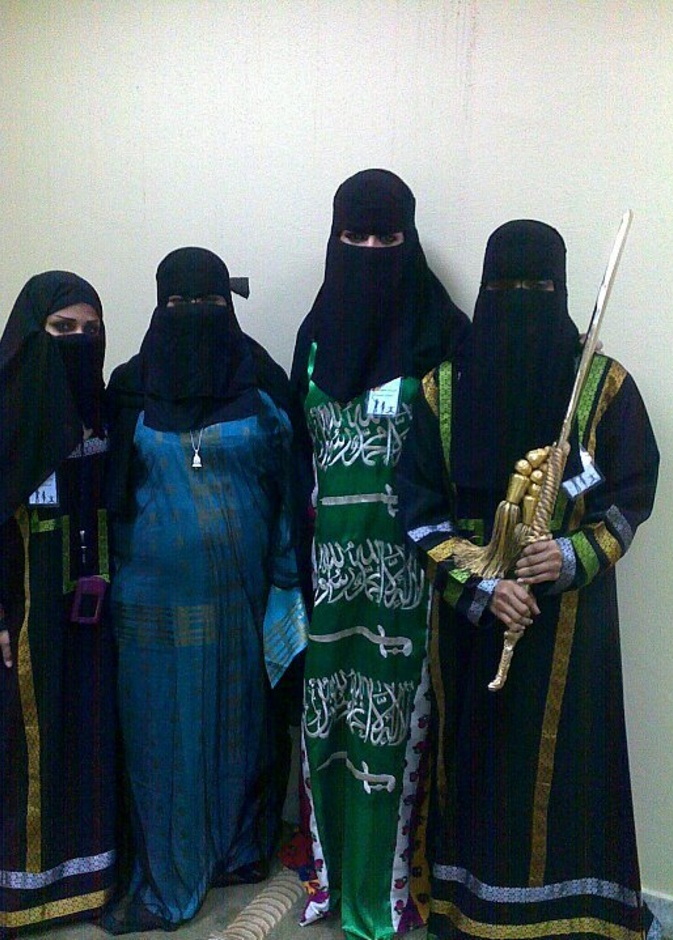 طالبات الجامعة في مشاركة محلية مسبقا