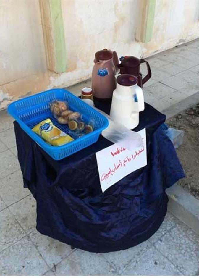 طاولة المشروبات والفطتئر أمام منزله