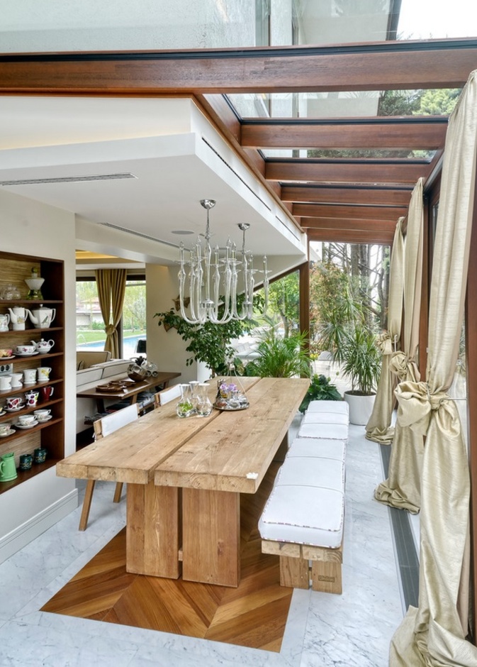 طاولة طعام يومية بإطلالة خارجية