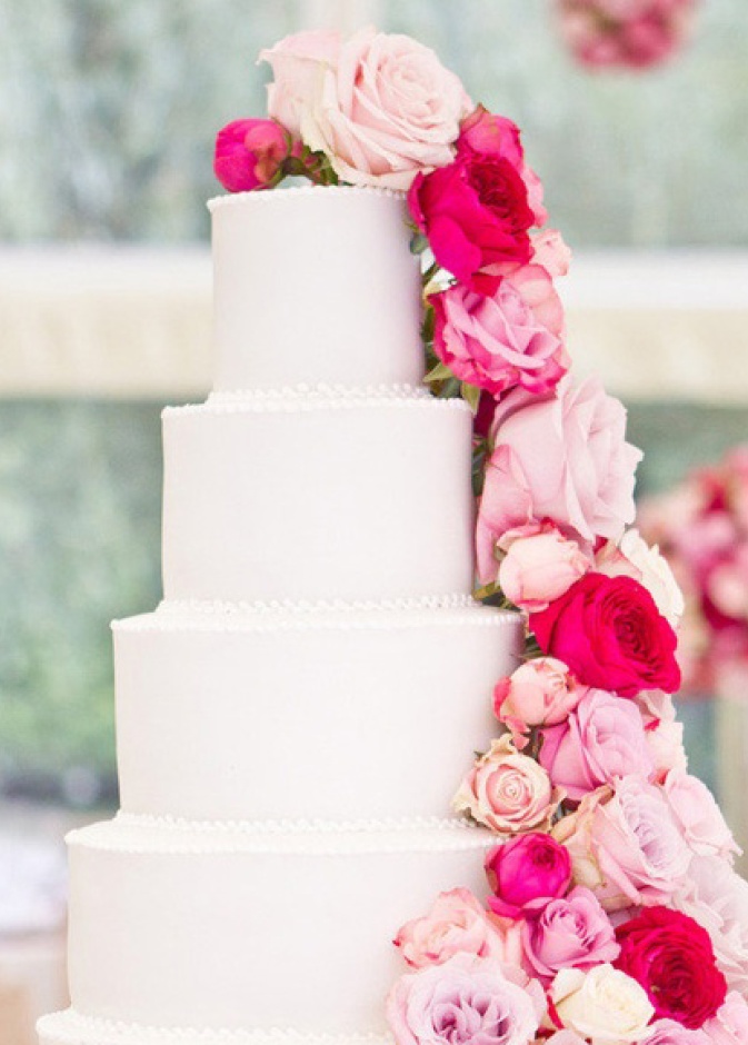 كعكة زفاف مزينة بالورد والسلاسل
