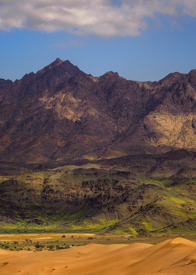 طبيعة جبلية وصحراوية خلابة