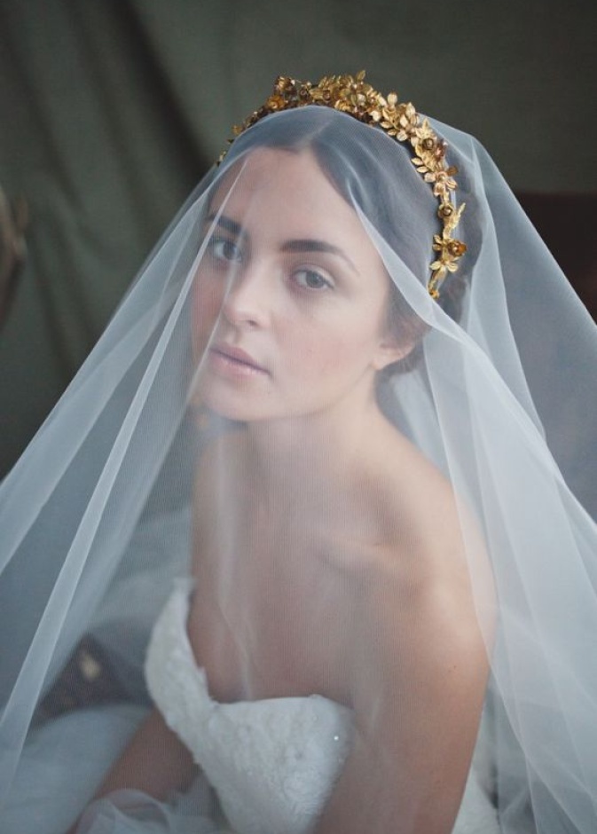 طرحة من الشيفون تغطي الرأس مع اكسسوار الرأس الذهبي فوقها