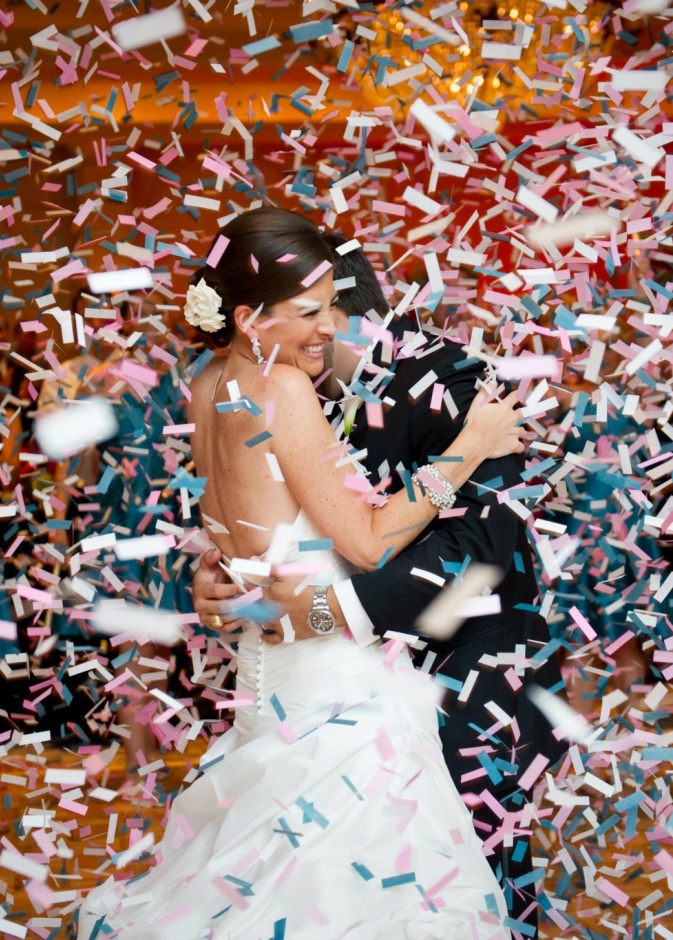 طرق استعراض اوراق  الكونفيتي في حفل الزفاف