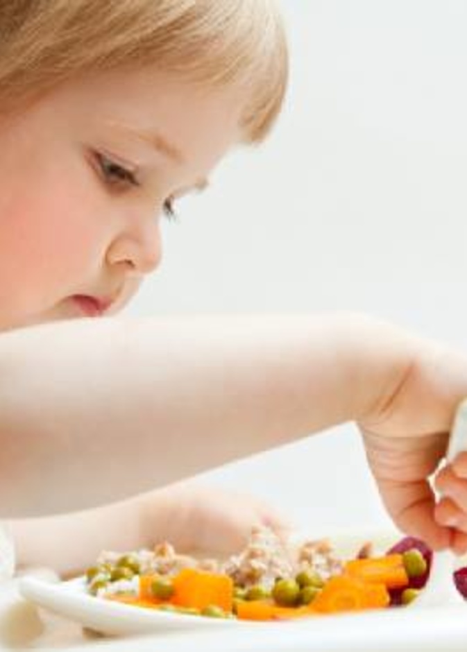 طرق مساعدة الطفل على الأكل بمفرده 