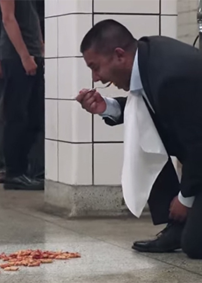 بالفيديو: مدير شركة يأكل طعامه من أرضية محطة مترو الأنفاق!