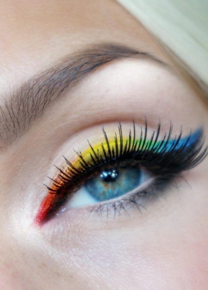 طريقة مختلفة لوضع آيلاينر الألوان