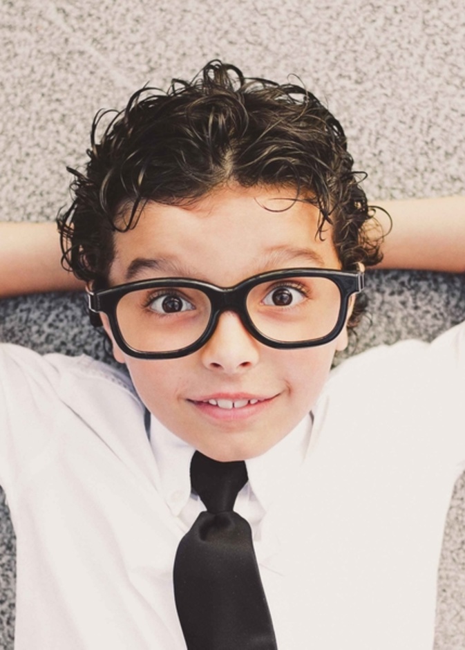 طفل برج الميزان ذكي و يعشق طرح الاسئلة 