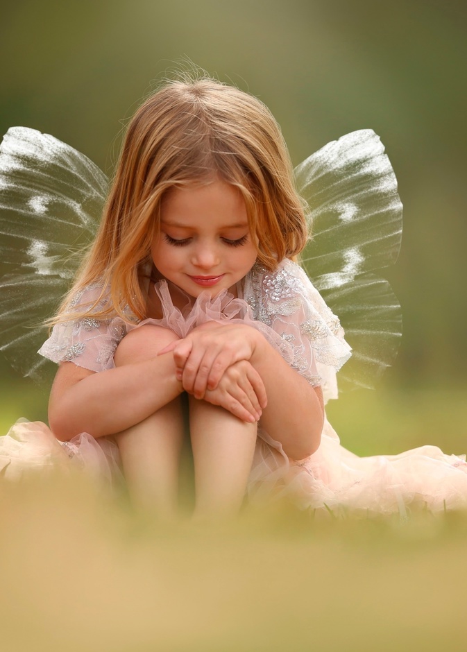 طفلة برج الميزان حمامة سلام في المنزل 