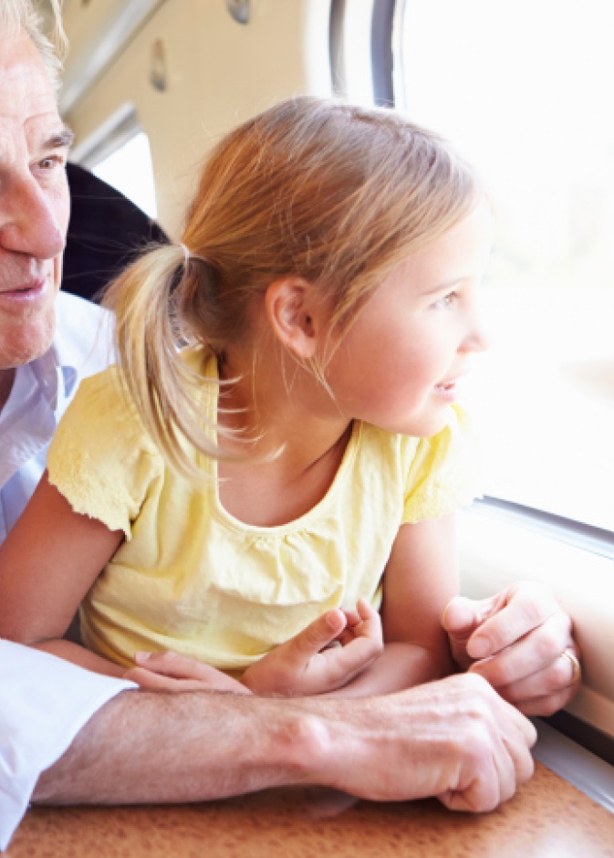 طفلة في القطار