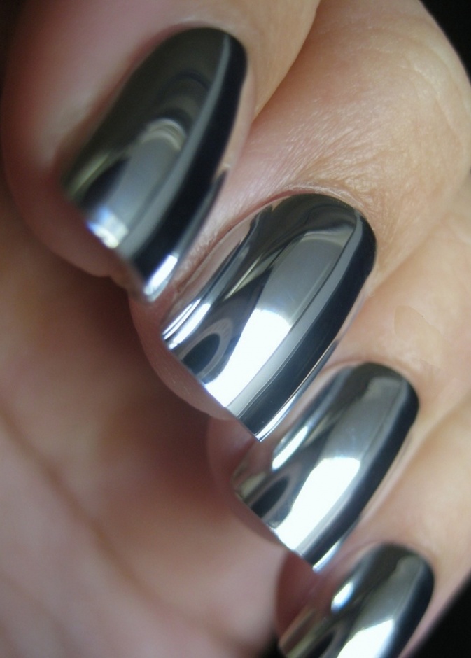 طلاء أظافر باللون الفضي المعدني البراق