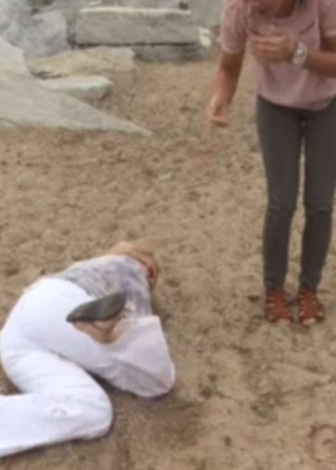  طلب يدها ووالدتها على الارض