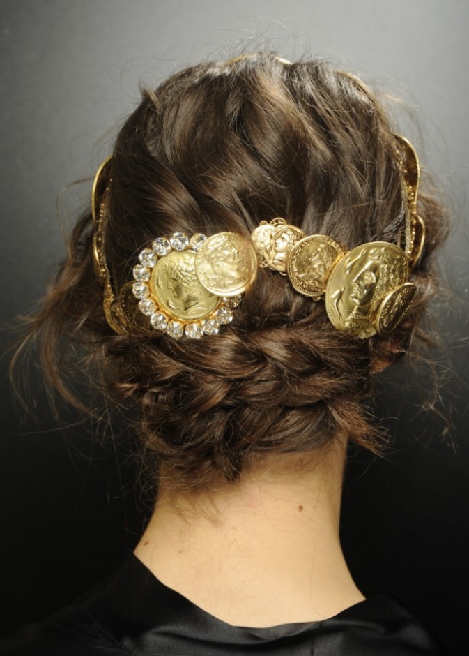 طوق من العملات المعدنية القديمة