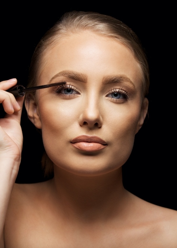 الماسكارا المتألقة تبهر الحضور يوم الزفاف