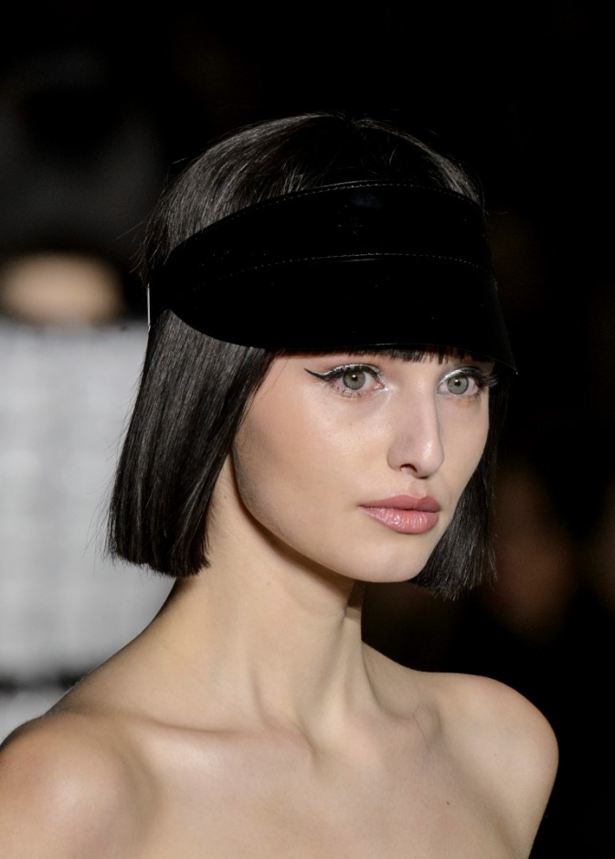 ظلال بيضاء مع رسمات الآيلاينر باللون الأسود من دار رالف أند روسو Ralph & Russo