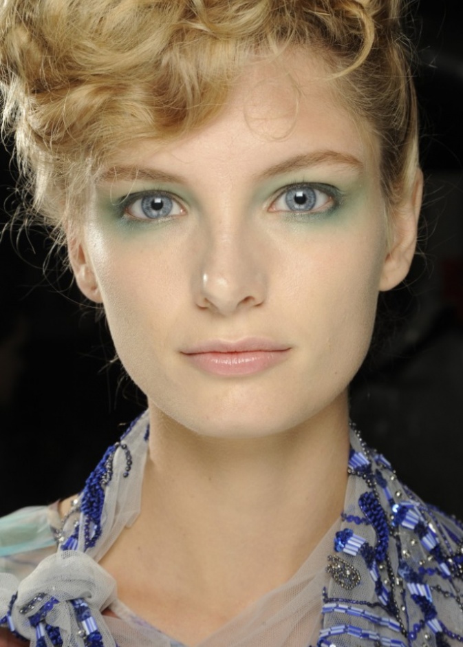 ظلال خضراء هادئة