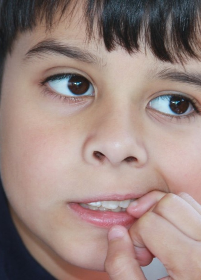 عادة قضم الأظافر لدى الأطفال.. هكذا تمنعيها