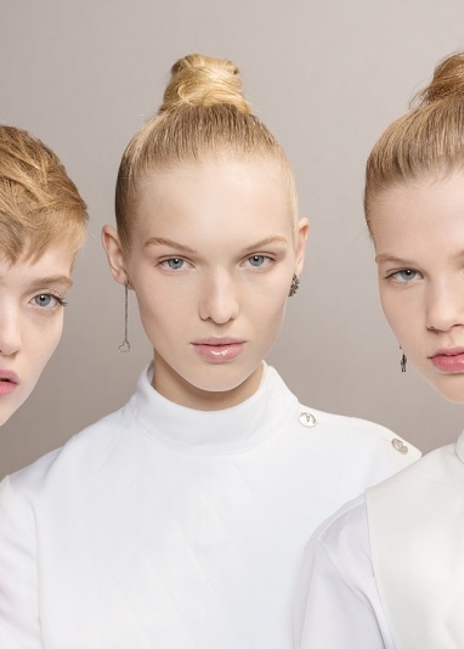 عارضات ديور يتألقن بمكياج طبيعي وانثوي