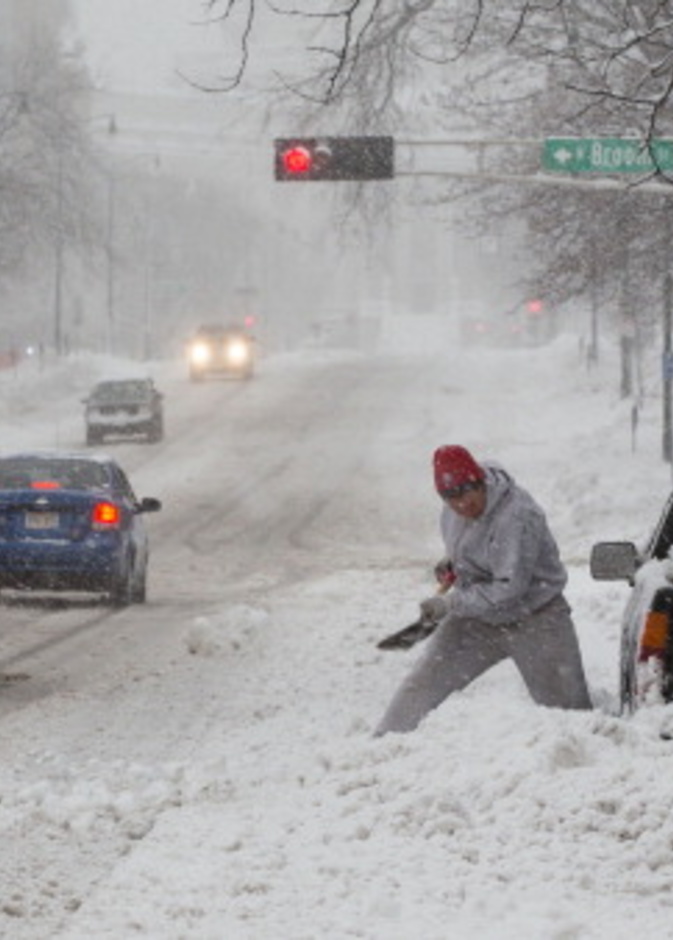 عاصفة تغلق الطريق السريع في كاليفورنيا