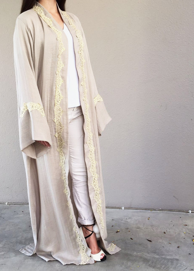 عباية بيج مطرزة بالذهبي من Qabeela