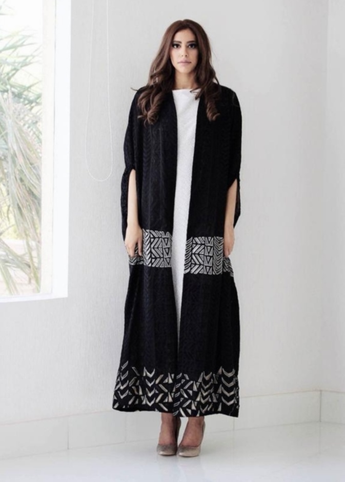 عباية من Endemage بتصميم الاكمام المفتوحة يشبه الكاب