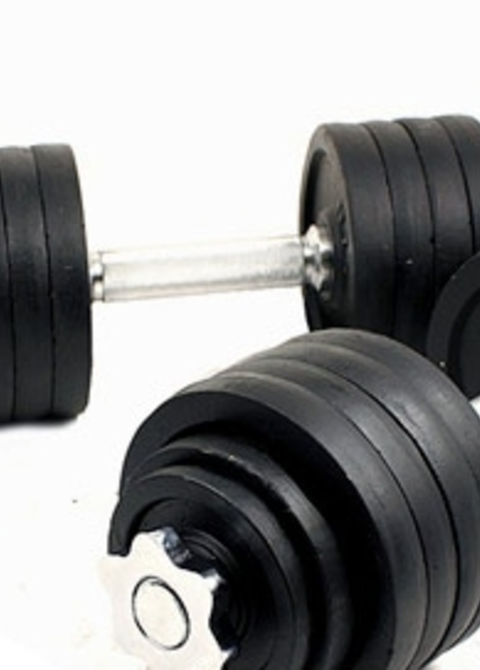 عجوز تحمل 100 كلغ في رفع الأثقال