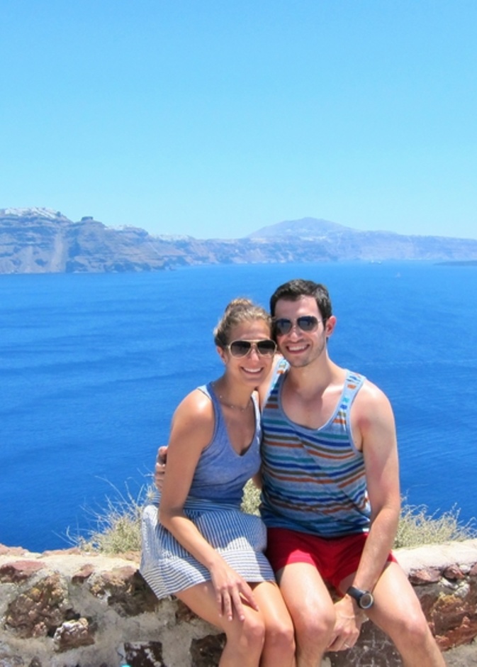 عرسان ومتعة المناظر الطبيعية الخلابة في سانتوريني