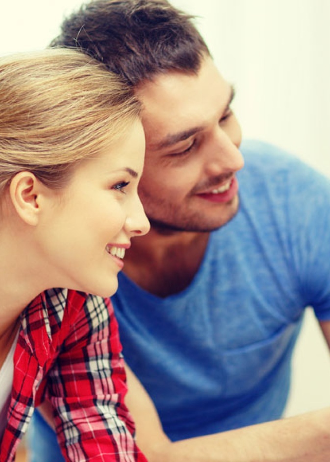  عرسان بصدد اختيار افضل الالوان للزفاف