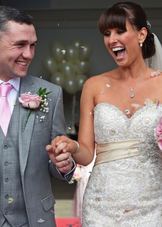 عروس تذهب لحفل زفافها بالقطار!