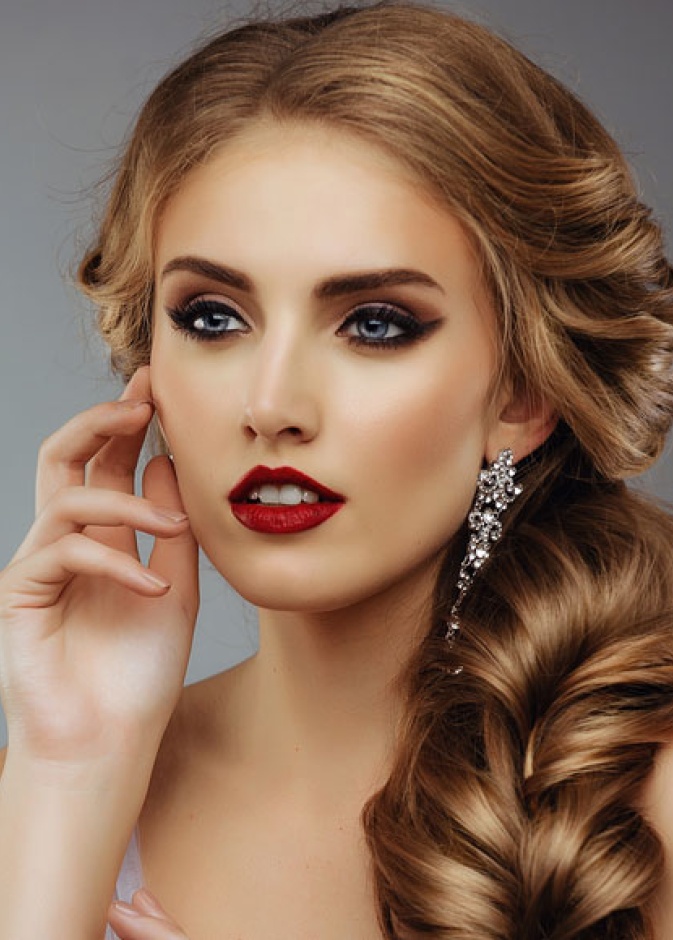 أحمر غامق مناسب للبشرة السمراء