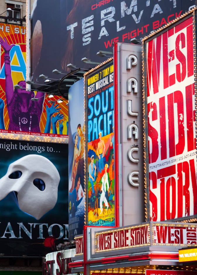 عروض مسرحية متنوعة في مسرح برودواي