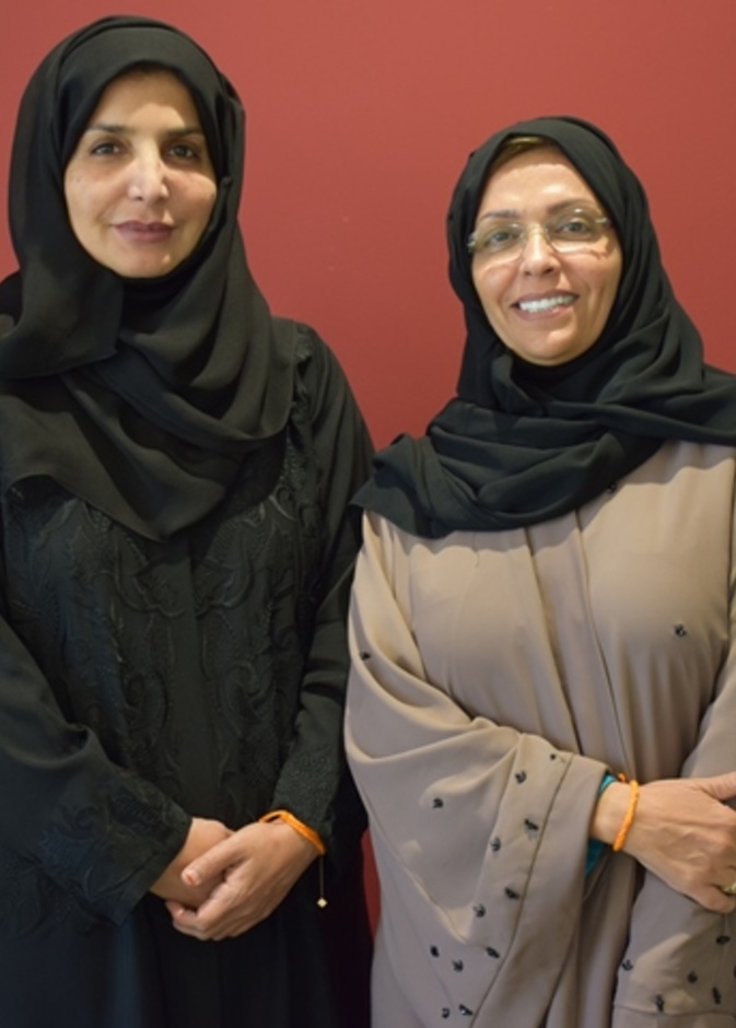 عفراء البسطي ومها المنيف خلال الزيارة
