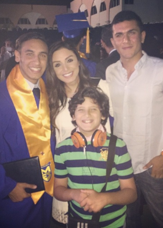 عمر ومروان وعبد الرحمن مع والدتهم أنغام