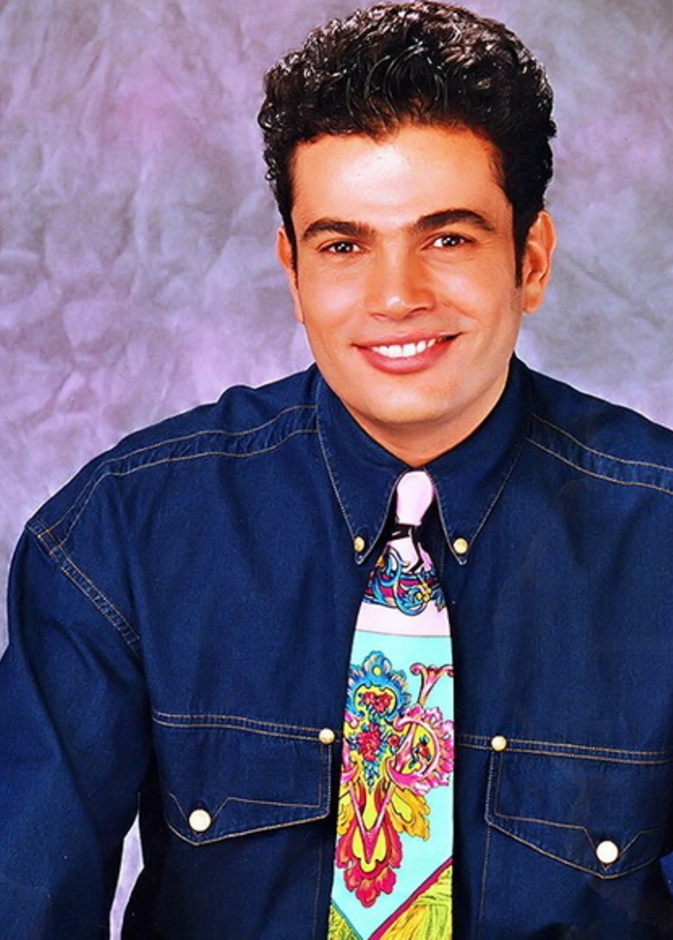 عمرو دياب في صورة قديمة له