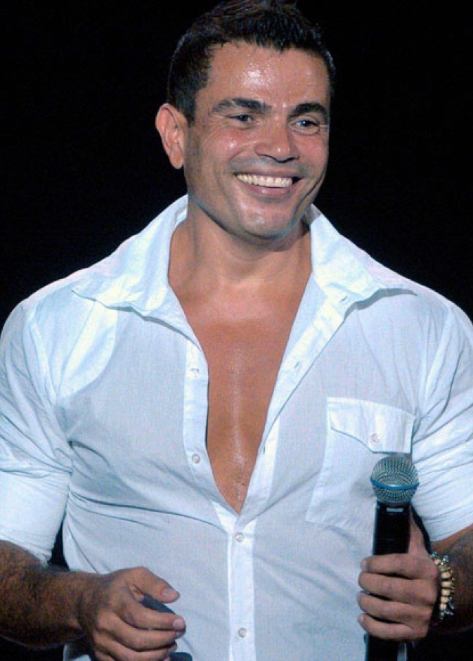 عمرو دياب في احدى حفلاته 