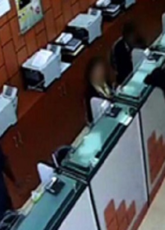 متهمة «السطو على محل الصرافة» تدعي المزاح