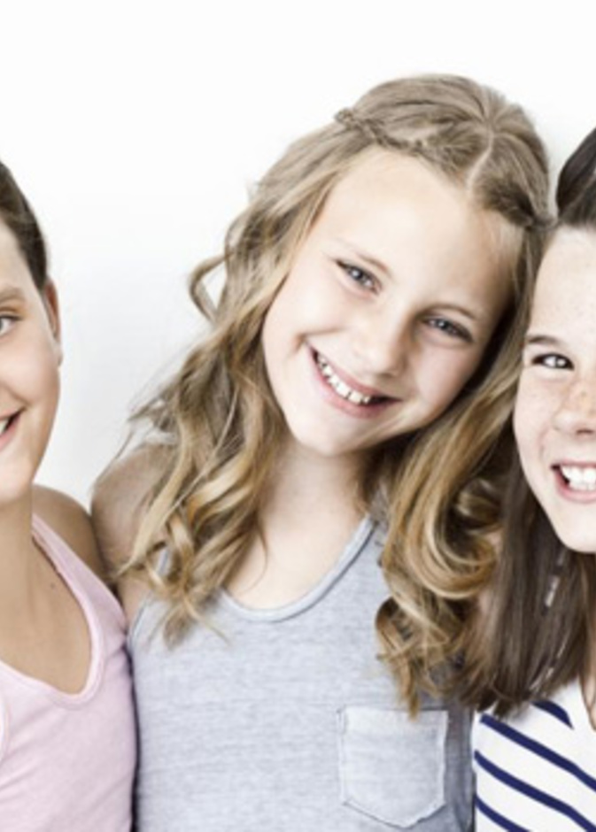 من الصعب جدا ان تتساوى قرابة الاصدقاء الثلاثة فيما بينهم