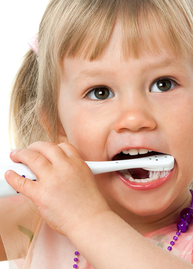 يبدأ تسوس اسنان الطفل ببقع بنية تتحول لسوداء مع الوقت 